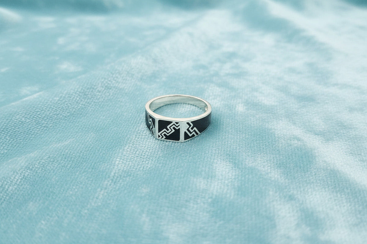 Obsidian Crest Men's Silver Band