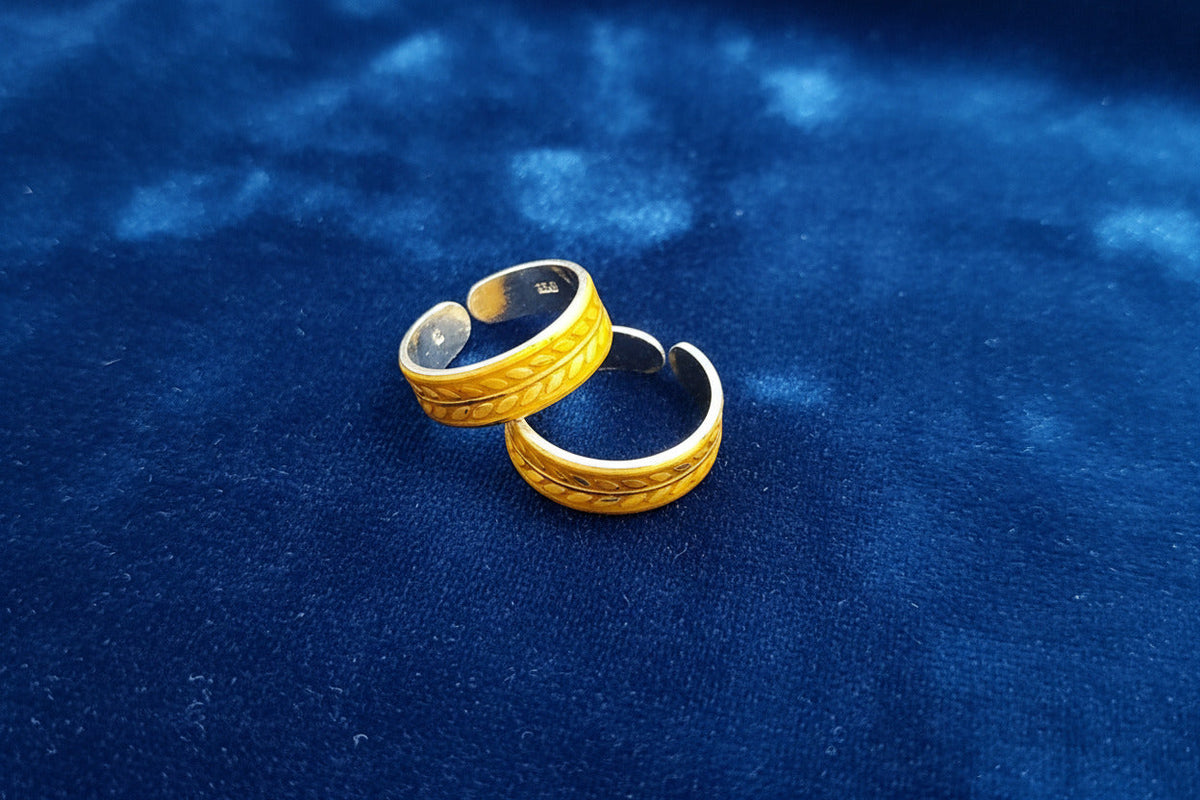 A harmony of contrasts Toe Ring