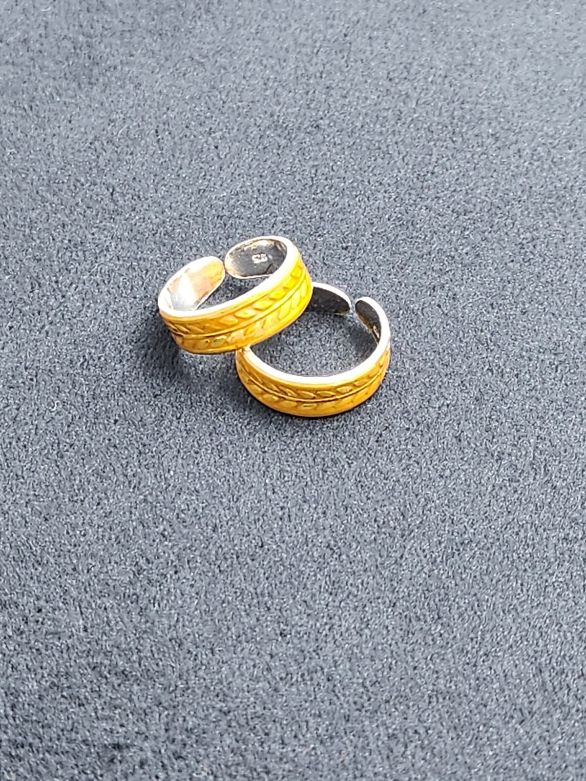 A harmony of contrasts Toe Ring